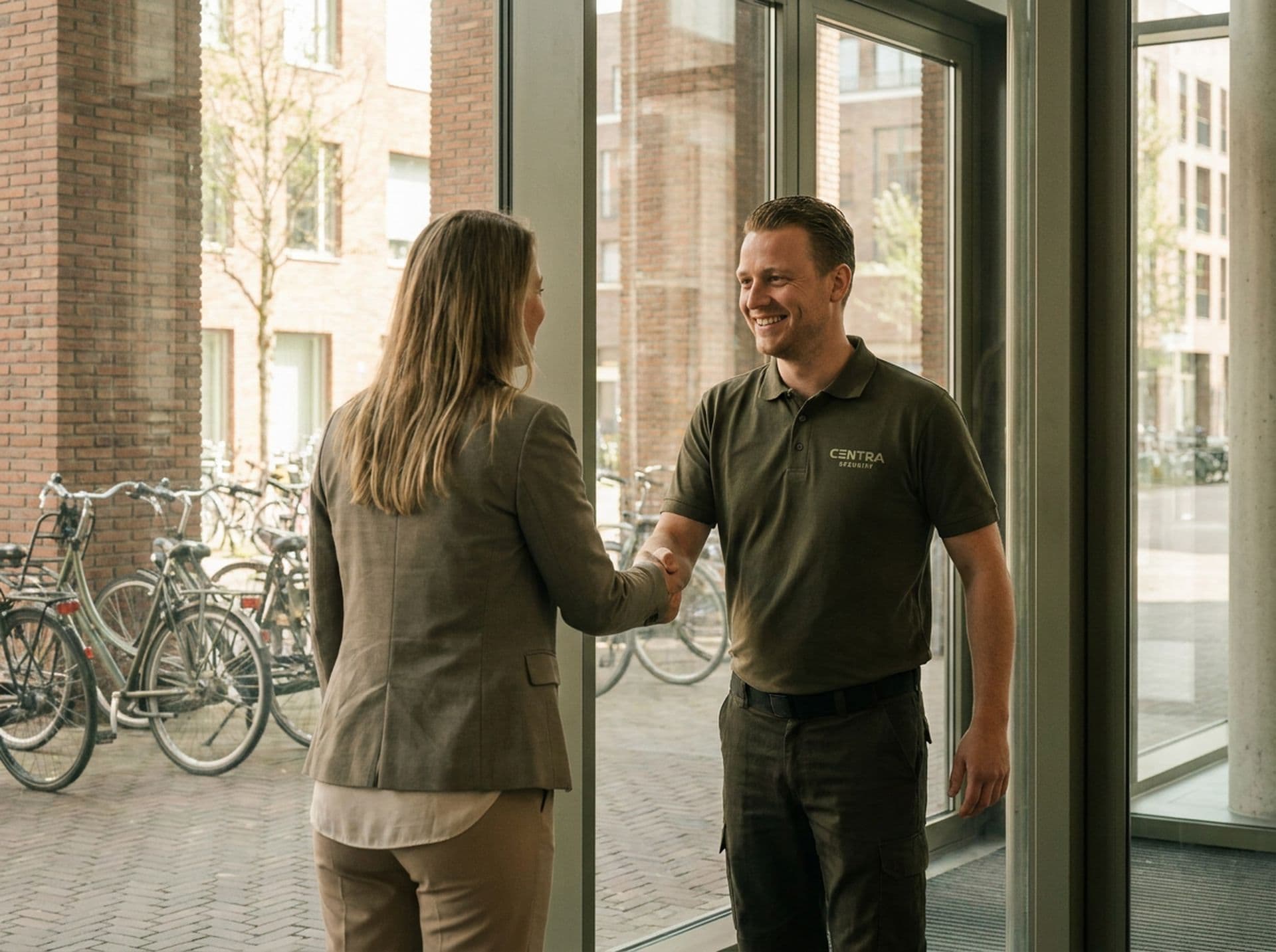 Beveiliger van Centra Security in gesprek met een opdrachtgever