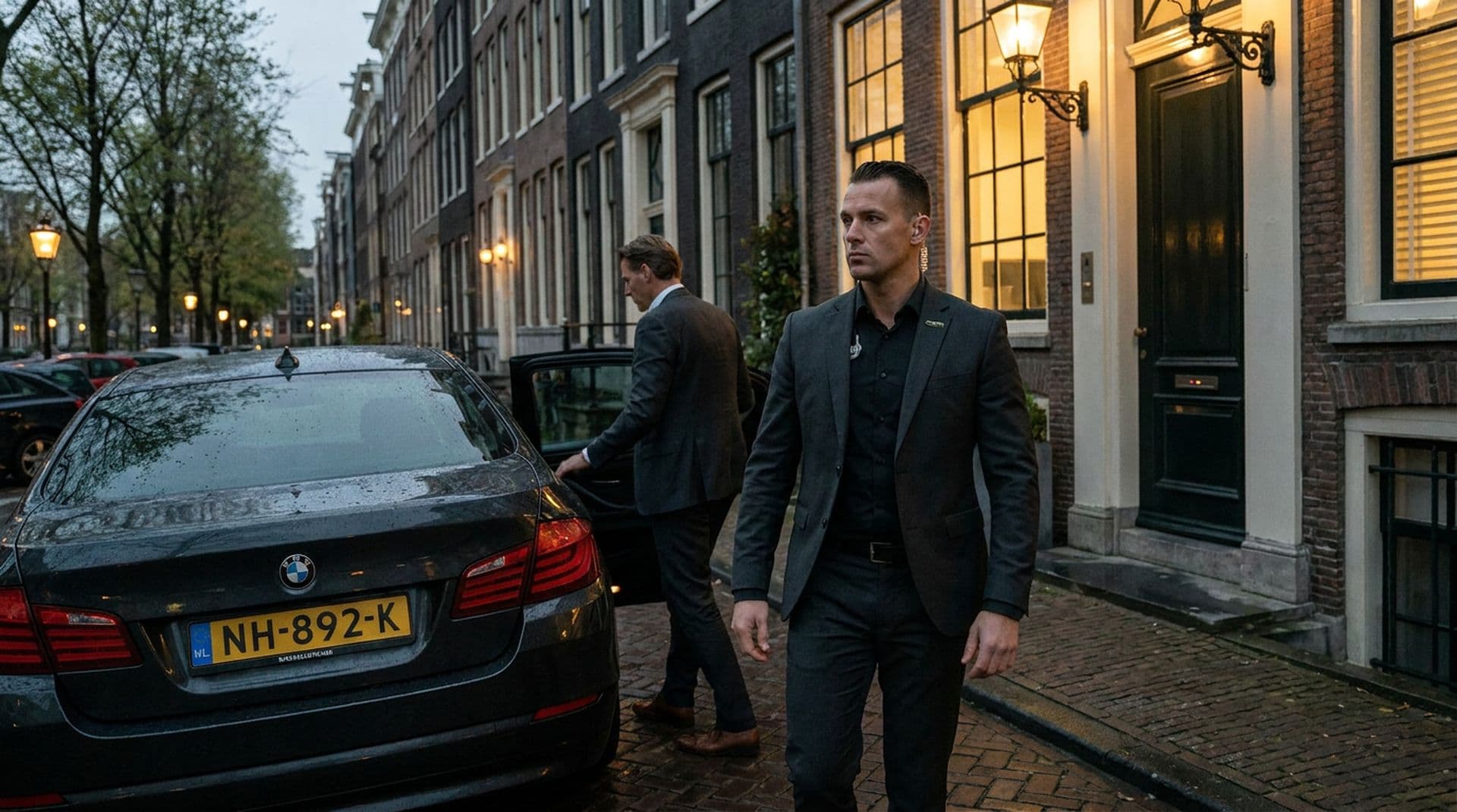 Persoonsbeveiliger begeleidt een cliënt naar de ingang